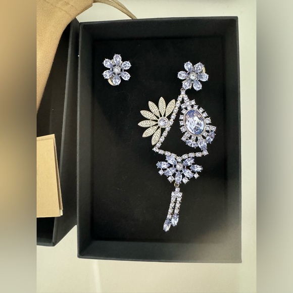 Authentic Burberry Crystal Daisy Drop Clip-on Earrings Asymmetrical Design. - Picture 3 of 5